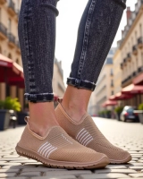 светлокафяв