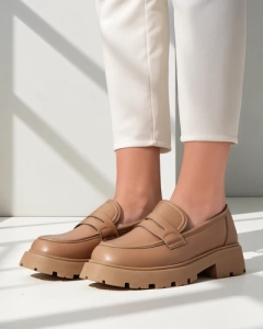 светлокафяв