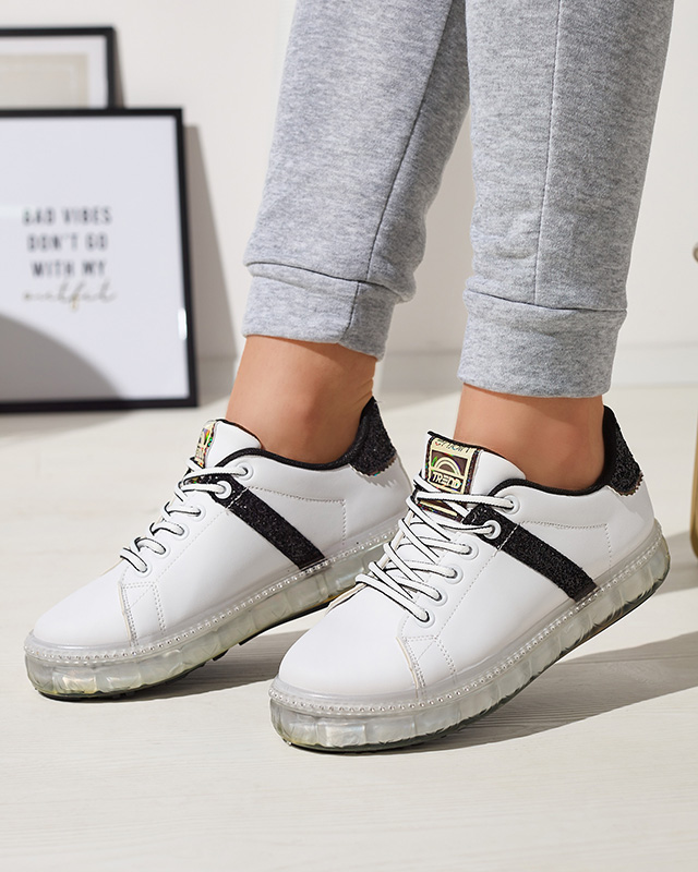 Дамски спортни обувки в бяло с черни вложки Asxa- Footwear