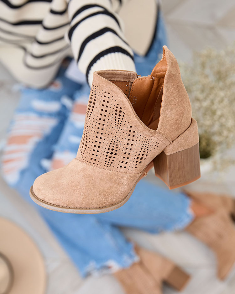 Royalfashion Ажурни ботуши с козирка в светлокафяво Revivela