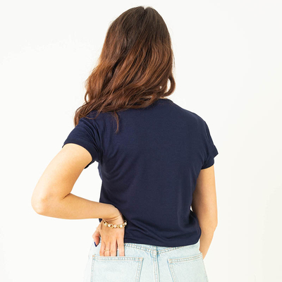 Granatowy damski t-shirt z napisem z cekinów - Odzież