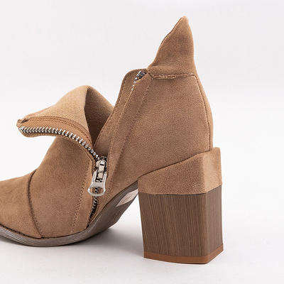 Jasnobrązowe damskie botki z wycięciami Plinara - Obuwie