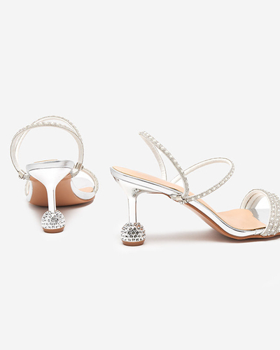 Srebrne lakierowane klapki na niskim obcasie Lakopi- Obuwie