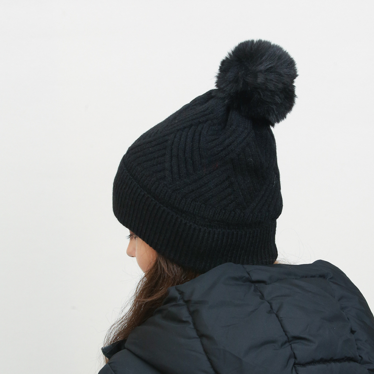 Черна дамска термоизолирана шапка с помпон - Аксесоари