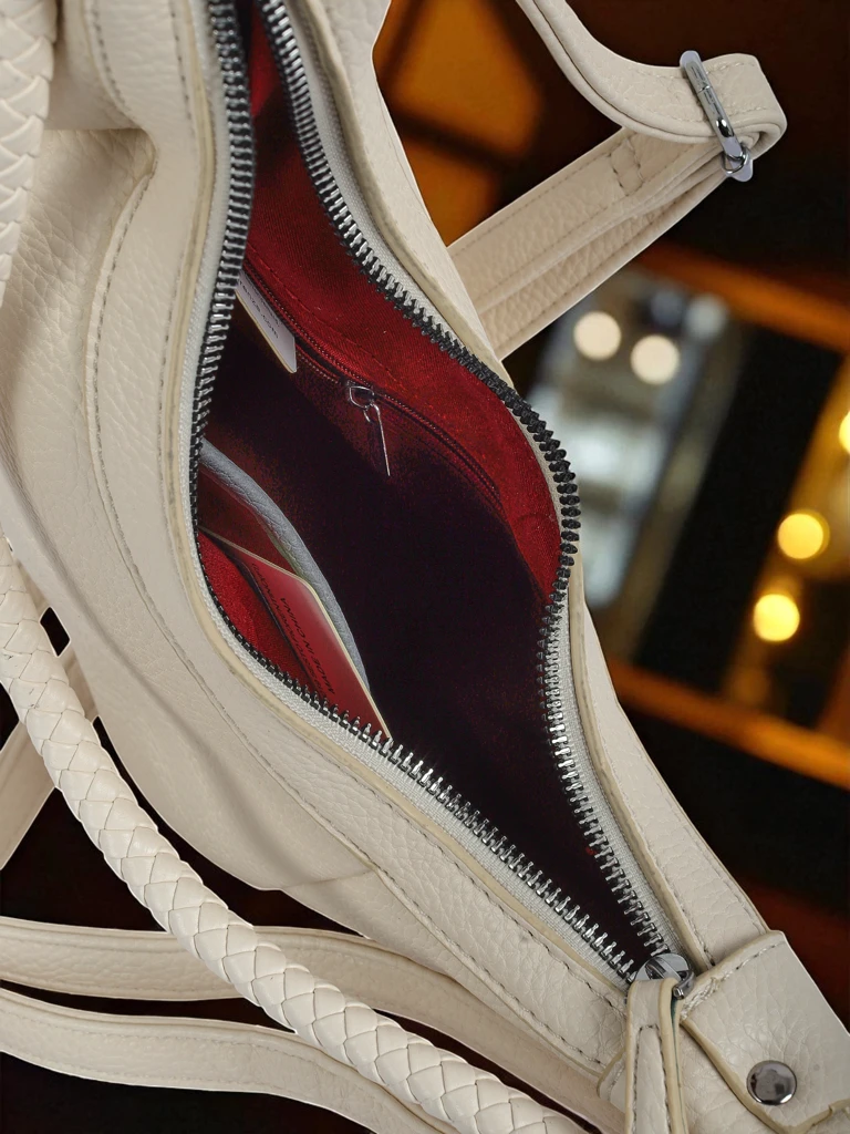 Royalfashion Малка дамска чанта от еко кожа с декоративна каишка Lacquea