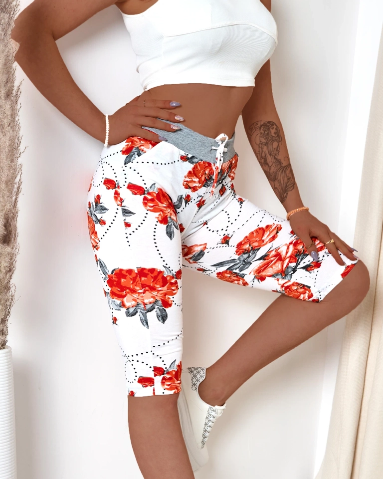 Kwiatowe spodenki damskie 3/4 w kolorze biało- czerwonym PLUS SIZE- Odzież